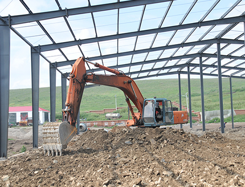 土建工程挖機(jī)建筑加固現(xiàn)場(chǎng)